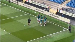 Bunrley-Lazio, squadra in campo per il riscaldamento – VIDEO