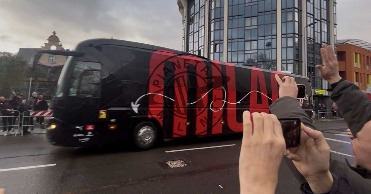 VIDEO, Milan Como: pullman rossonero arrivato a ‘San Siro’ | PM News