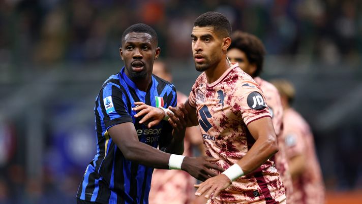 MILAN, ITALY - OCTOBER 05: Marcus Thuram of FC Internazionale, in action, is challenged by Adam Masina of Torino during the Serie A match between FC Internazionale and Torino at Stadio Giuseppe Meazza on October 05, 2024 in Milan, Italy. (Photo by Francesco Scaccianoce - Inter/Inter via Getty Images) Verso Torino-Inter: dove vedere la gara in tv e streaming - immagine 1