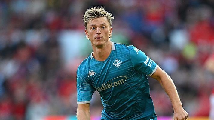 NOTTINGHAM, ENGLAND - AUGUST 05: Albert Gudmundsson of Fiorentina in action during the pre-season friendly match between Nottingham Forest and ACF Fiorentina at City Ground on August 05, 2025 in Nottingham, England. (Photo by Clive Mason/Getty Images) BREAKING – Gudmundsson, l’esito degli esami e i tempi di recupero: c’è il comunicato - immagine 1