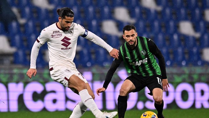 REGGIO NELL'EMILIA, ITALY - FEBRUARY 10: Ricardo Rodríguez of Torino FC competes for the ball with Nedim Bajrami of US Sassuolo during the Serie A TIM match between US Sassuolo and Torino FC - Serie A TIM at Mapei Stadium - Citta' del Tricolore on February 10, 2024 in Reggio nell'Emilia, Italy. (Photo by Alessandro Sabattini/Getty Images) Sassuolo-Torino 1-1, infortunio Rodriguez: il capitano chiede il cambio al 20′ - immagine 1
