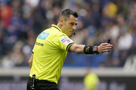 BERGAMO, ITALY - APRIL 13: Referee Maurizio Mariani gestures during the Serie A match between Atalanta and Bologna at Gewiss Stadium on April 13, 2025 in Bergamo, Italy. (Photo by Pier Marco Tacca/Getty Images)