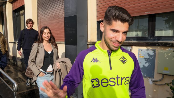 GERMOGLI PH: 2 DICEMBRE 2026 FIRENZE AEROPORTO PERETOLA AMERIGO VESPUCCI ARRIVO DEL NUOVO GIOCATORE DELLA FIORENTINA MANOR SOLOMON Tutto ok per Solomon. Arrivato anche il transfer: è a disposizione per domani - immagine 1