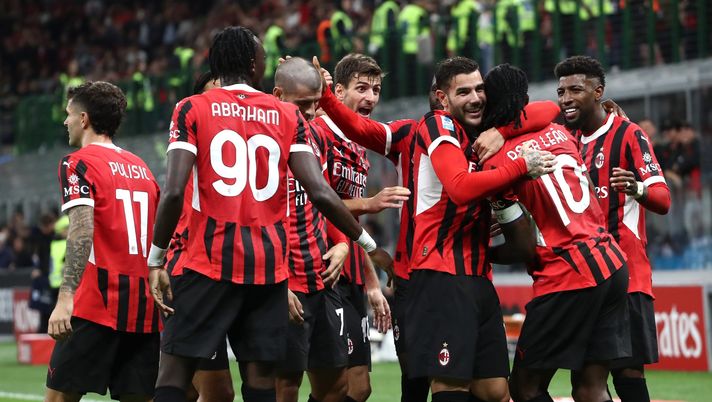 MILAN, ITALY - SEPTEMBER 27: Theo Hernandez of AC Milan celebrates with team mates after scoring his team's second goal during the Serie A match between AC Milan and Lecce at Stadio Giuseppe Meazza on September 27, 2024 in Milan, Italy. (Photo by Marco Luzzani/Getty Images)  I 5 cambi tattici di Fonseca: ecco come l’allenatore portoghese si è ripreso il Milan - immagine 1
