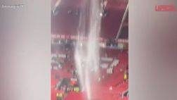 VIDEO / United, nubifragio dentro Old Trafford: le immagini delle tribune allagate
