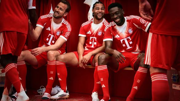 Credits: FC Bayern Munchen Il Bayern Monaco presenta la nuova maglia: si torna al bianco e rosso- immagine 2