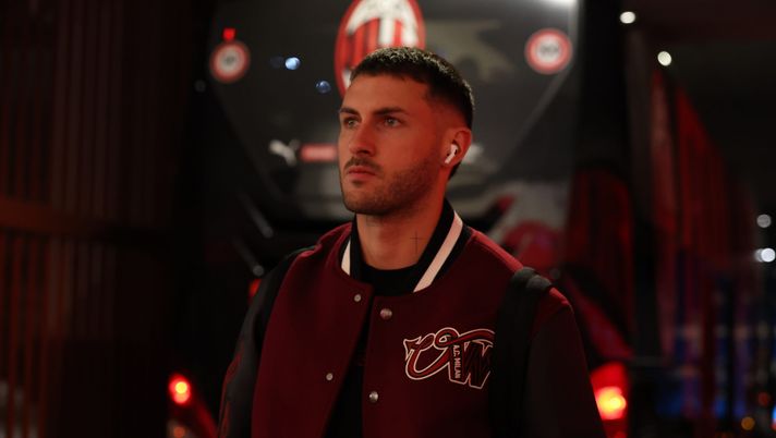 MILAN, ITALY - OCTOBER 24: Santiago Gimenez of AC Milan arrives before the Serie A match between AC Milan and Pisa SC at Giuseppe Meazza Stadium on October 24, 2025 in Milan, Italy. (Photo by Claudio Villa/AC Milan via Getty Images) Galli: “Gimenez esploderà, ne sono convinto. Le capacità le ha, dipende da lui” - immagine 1
