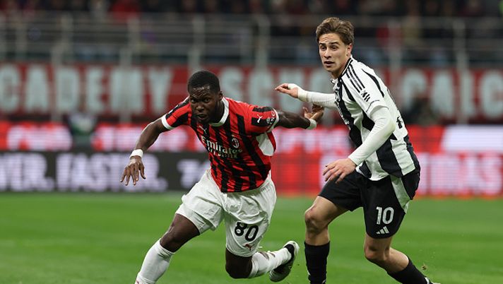 MILAN, ITALY - NOVEMBER 23:  Yunus Musah of AC Milan competes for the ball with Kenan Yildiz of Juventus during the Serie A match between Milan and Juventus at Stadio Giuseppe Meazza on November 23, 2024 in Milan, Italy. (Photo by Claudio Villa/AC Milan via Getty Images)  Juve venuta per il pari: e se tu ti copri troppo… - immagine 1