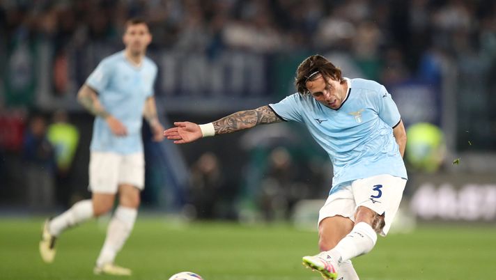 ROME, ITALY - APRIL 13: Luca Pellegrini of Lazio shoots during the Serie A match between SS Lazio and AS Roma at Stadio Olimpico on April 13, 2025 in Rome, Italy. (Photo by Paolo Bruno/Getty Images) Pellegrini: “Nelle giovanili della Roma vincevamo sempre ma sognavo la Lazio” - immagine 1