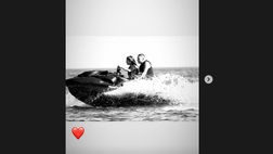 Totti e Noemi in Costa Azzurra. Postata la foto sulla moto d’acqua. Guida lei