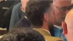 Mertens, gesto d’amore: autografi ai bambini dopo la cerimonia