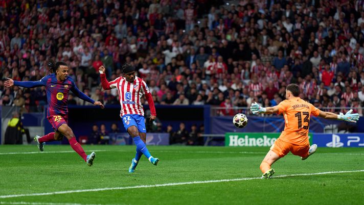 MADRID, SPAIN - APRIL 14: Ademola Lookman of Atletico de Madrid scores his team's first goal during the UEFA Champions League 2025/26 Quarter-Final Second Leg match between Club Atlético de Madrid and FC Barcelona at on April 14, 2026 in Madrid, Spain. (Photo by Angel Martinez/Getty Images) Atletico Madrid-Real Sociedad: lo streaming gratis del match di Liga - immagine 1