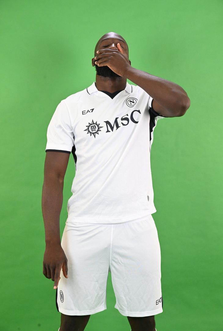 GALLERY Lukaku posa con la divisa del Napoli: gli scatti con la maglia azzurra e bianca - immagine 8