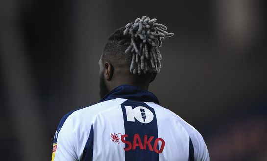 WEST BROMWICH, INGHILTERRA - 29 DICEMBRE: Dettaglio dell’acconciatura del giocatore del WBA Bakary Sako. (Foto di Stu Forster/Getty Images) Laurent Blanc confonde i giocatori: l’incredibile episodio di Bakary Sako- immagine 2