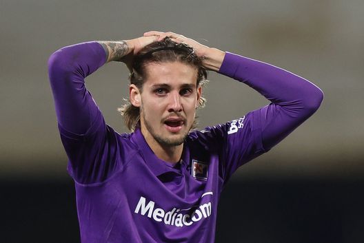 FLORENCE, ITALY - DECEMBER 1: Andrea Colpani of ACF Fiorentina reaction after the serious injury of Edoardo Bove of ACF Fiorentina who was taken to hospital by ambulance during the Serie A match between Fiorentina and FC Internazionale at Stadio Artemio Franchi on December 1, 2024 in Florence, Italy. (Photo by Gabriele Maltinti/Getty Images) Andrea Colpani piange