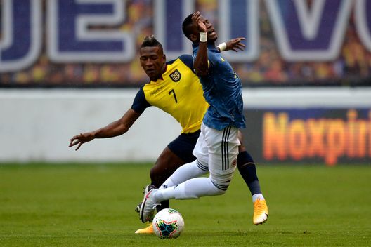 Luis Orejuela della Colombia combatte per la palla con Pervis Estupiñán dell'Ecuador durante una partita tra Ecuador e Colombia come parte delle qualificazioni sudamericane per la Coppa del mondo FIFA Qatar 2022 allo stadio Rodrigo Paz Delgado il 17 novembre 2020 a Quito, Ecuador. (Foto di Rodrigo Buendia-Pool/Getty Images) Estupinan, ESCLUSIVA Alvarez: “Velocità, cross e attacca più di Theo. Somiglia a Nuno Mendes”- immagine 3