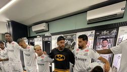 Neymar, c’è un nuovo eroe in città: discorso alla squadra vestito da Batman