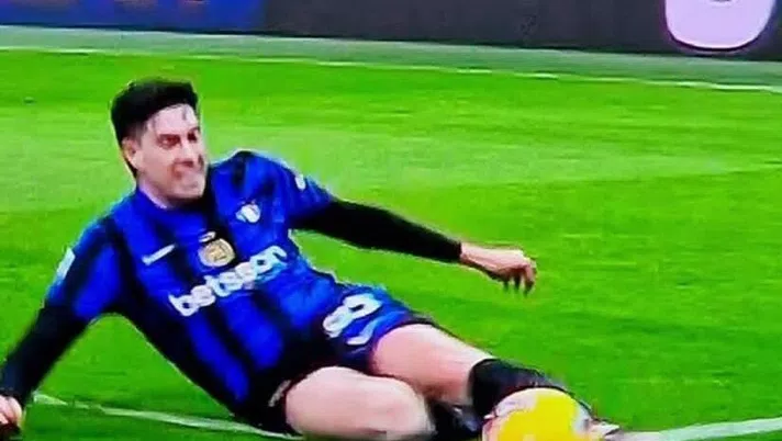 FOTO Inter-Fiorentina, clamoroso errore di La Penna sul gol dell’1-0: pallone fuori di 20 cm! - immagine 1