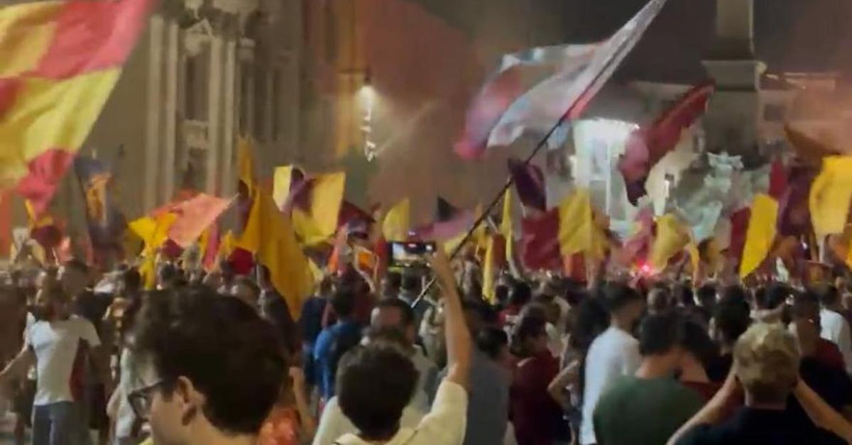 98 anni Roma, invasione dei tifosi giallorossi a Piazza Navona | VIDEO 98 anni Roma, invasione dei tifosi giallorossi a Piazza Navona | VIDEO