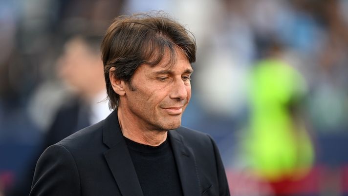 NAPLES, ITALY - APRIL 18: Antonio Conte SSC Napoli head coach during the Serie A match between SSC Napoli and SS Lazio at Stadio Diego Armando Maradona on April 18, 2026 in Naples, Italy. (Photo by Francesco Pecoraro/Getty Images) Sky – Panchina Milan, questa è la decisione su Conte! Cosa filtra al momento su Iraola - immagine 1