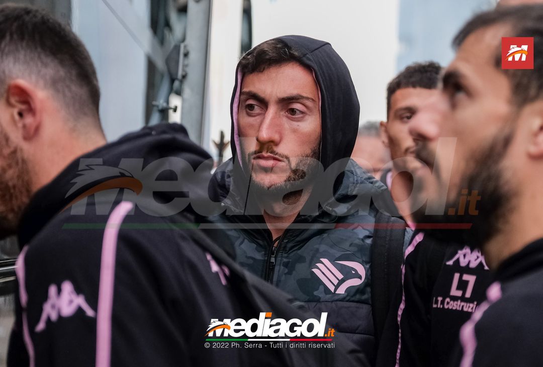 FOTO Palermo: la squadra verso Benevento. Cori e striscioni al “Barbera” (La Gallery) - immagine 32