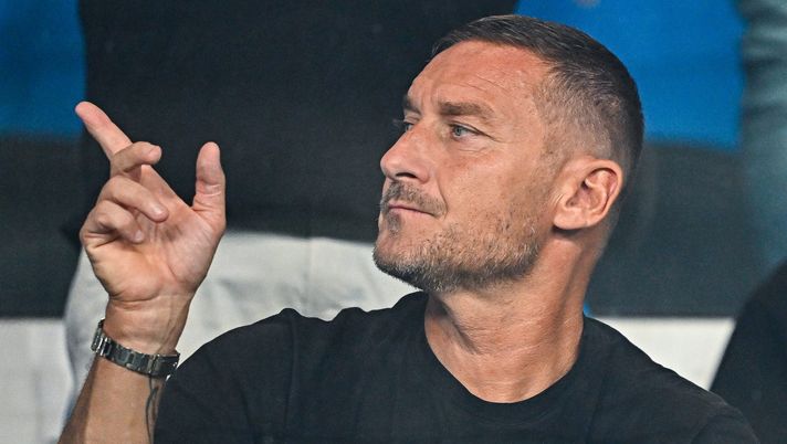 GENOA, ITALY - SEPTEMBER 28: Francesco Totti, former captain of Roma, reacts prior to kick-off in the Serie A TIM match between Genoa CFC and AS Roma at Stadio Luigi Ferraris on September 28, 2023 in Genoa, Italy. (Photo by Simone Arveda/Getty Images) Spalletti alla Juve? Totti: “È un bel binomio. Porterebbe risultati, quello che conta” - immagine 1