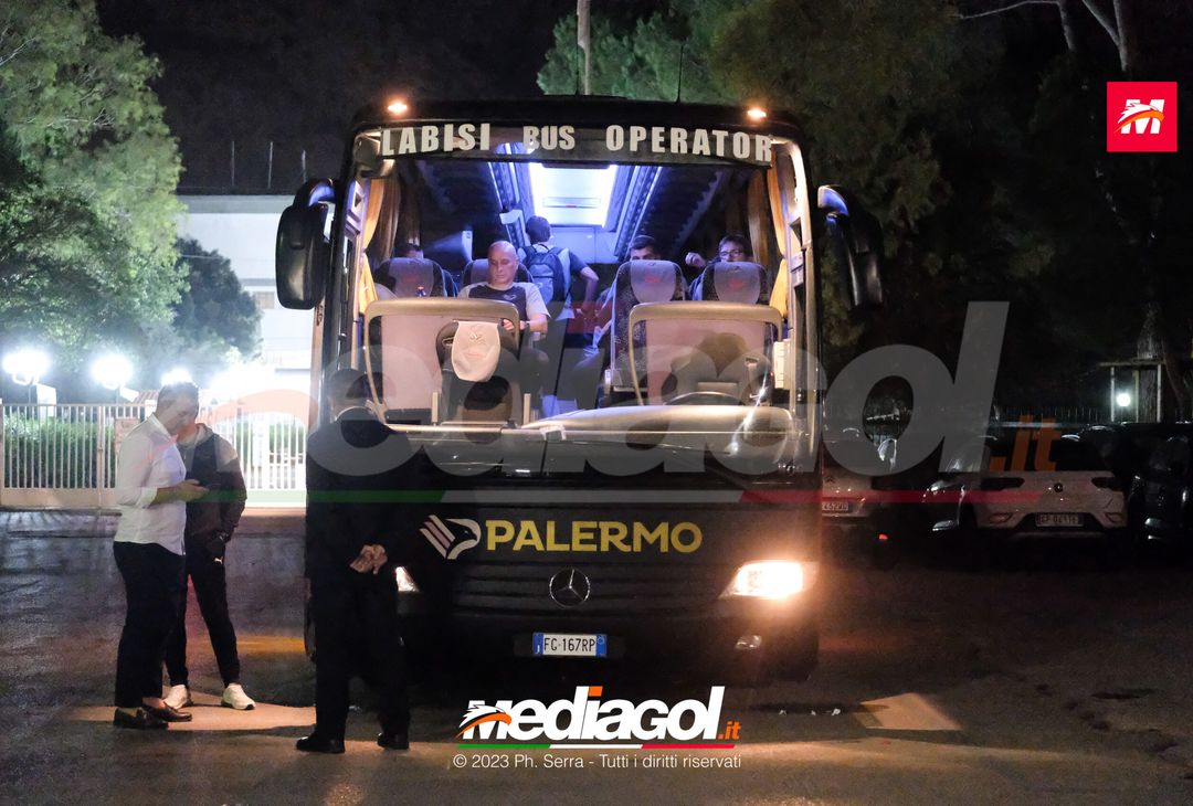 FOTO PALERMO: i giocatori rosanero si radunano al parcheggio dell’ippodromo (GALLERY) - immagine 5