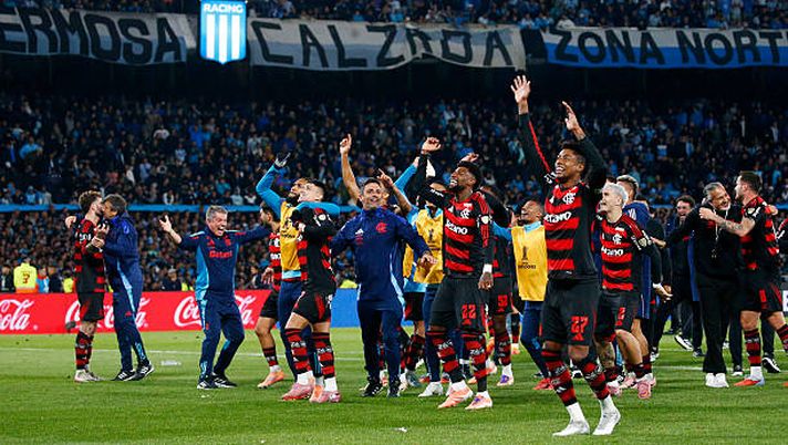 AVELLANEDA, ARGENTINA - OCTOBER 29: Bruno Henrique of Flamengo and teammates celebrate after advancing to the final following the Copa CONMEBOL Libertadores 2025 Semi-final second leg match between Racing Club and Flamengo at Presidente Peron Stadium on October 29, 2025 in Avellaneda, Argentina. (Photo by Marcos Brindicci/Getty Images) Copa Libertadores, il Flamengo è la prima finalista. I Rubro-Negro strappano la terza finale in cinque anni - immagine 1
