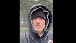 VIDEO / Mourinho, che fai? Sommerso dalla bufera, e quando rientra in stanza…