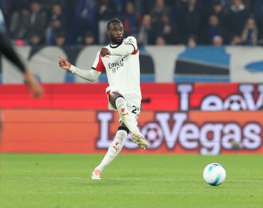 BERGAMO, ITALY - OCTOBER 28:  Fikayo Tomori of AC Milan in action during the Serie A match between Atalanta BC and AC Milan at Gewiss Stadium on October 28, 2025 in Bergamo, Italy. (Photo by Claudio Villa/AC Milan via Getty Images)  Atalanta-Milan 1-1, le pagelle: Tomori-horror, Maignan unica sufficienza- immagine 3