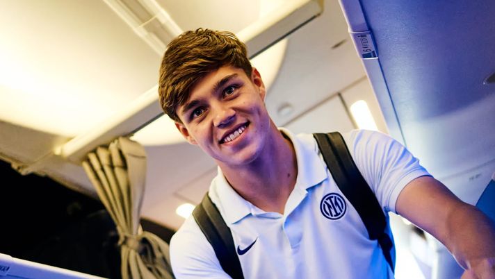 LOS ANGELES, CALIFORNIA - JUNE 19: Tomas Palacios of FC Internazionale get on the plane during the Inter travel to Seattle at Los Angeles International Airport on June 19, 2025 in Los Angeles, California. (Photo by Mattia Ozbot - Inter/Inter via Getty Images) Mercato Inter, Palacios vuole andare via e l’ha già detto al presidente di questo club - immagine 1