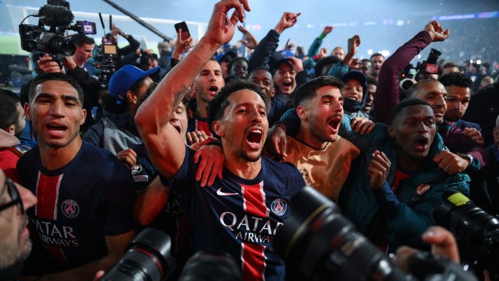 PARIS, FRANCE - MAY 07: Marquinhos of Paris Saint-Germain celebrates with team mates at full-time following the team's victory and subsequent progression into the final after the UEFA Champions League 2024/25 Semi Final Second Leg match between Paris Saint-Germain and Arsenal FC at Parc des Princes on May 07, 2025 in Paris, France. (Photo by David Ramos/Getty Images) Verso PSG Inter