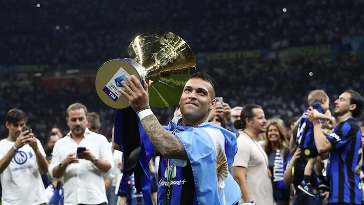 MILAN, ITALY - MAY 19: Lautaro Martinez of FC Internazionale holds the Serie A TIM Scudetto title trophy at full-time following the team's draw in the Serie A TIM match between FC Internazionale and SS Lazio at Stadio Giuseppe Meazza on May 19, 2024 in Milan, Italy. (Photo by Marco Luzzani/Getty Images) INFO SOS – Lautaro, definiti anche i bonus per il rinnovo con l’Inter! Quando le firme - immagine 1