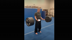 VIDEO / Chuck Norris invincibile: quanto solleva a 84 anni? “Si dice che…”