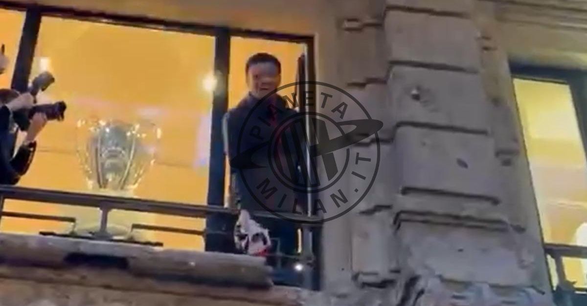 milan athekame acclamato regala la maglia rossonera ai tifosi pm da Pianetamilan.it milan athekame acclamato regala la maglia rossonera ai tifosi pm