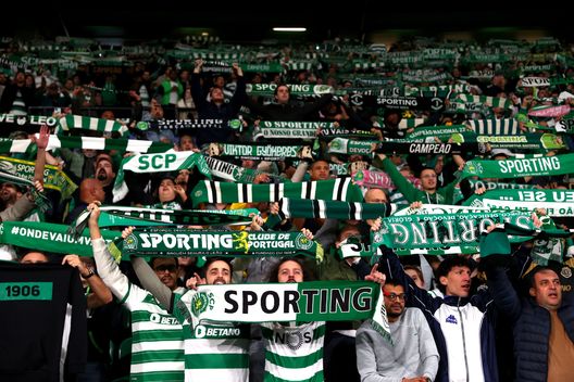 LISBONA, PORTOGALLO - 26 NOVEMBRE: i tifosi mostrano il loro sostegno durante la partita della Fase MD5 della UEFA Champions League 2024/25 tra Sporting Clube de Portugal e Arsenal FC all'Estadio Jose Alvalade il 26 novembre 2024 a Lisbona, Portogallo. (Foto di Alex Pantling/Getty Images) Sporting-Benfica alla resa dei conti: pari punti, due giornate, un solo campione- immagine 3