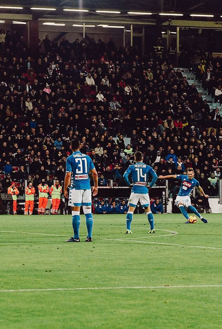 Poco più di 24 ore separano Cagliari-Napoli dal suo fischio d'inizio. Valevole per la 30ª giornata di Serie A, la gara andrà in scena domani, venerdì 20 marzo, alle 18:30. Nel frattempo, per smorzare l'attesa, l'account Instagram della società partenopea ha pubblicato un post composto da undici fotografie, una per ogni battaglia che ha avuto per protagoniste, sotto i riflettori dell'Unipol Domus (e ancor prima dello stadio Sant'Elia), la compagine sarda e quella partenopea. Un viaggio che parte dalla stagione 2010/11 e si conclude con quella più recente più recente, ossia la 2024/25.