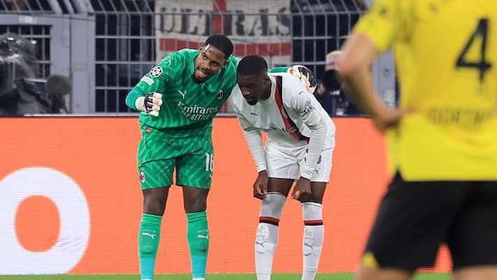 DORTMUND, GERMANY - OCTOBER 04: Mike Maignan (L) of AC Milan speaks with Fikayo Tomori (R) during the UEFA Champions League match between Borussia Dortmund and AC Milan at Signal Iduna Park on October 04, 2023 in Dortmund, Germany. (Photo by Giuseppe Cottini/AC Milan via Getty Images ) maignan-tomori-milan-rinnovo-contratto-trattative