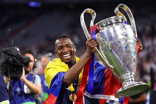Pacho festeggia la Champions. (Photo by Robbie Jay Barratt - AMA/Getty Images) Mondiale per Club: la FIFA squalifica Pacho e Lucas Hernandez per due partite- immagine 2