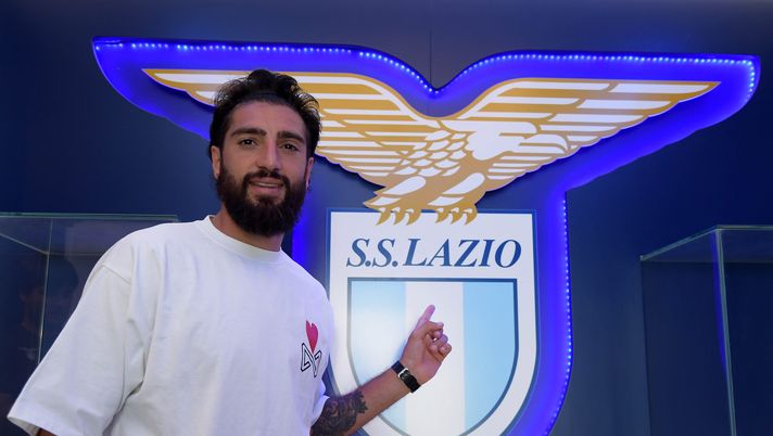 ROME, ITALY - AUGUST 30: Samuel Gigot SS Lazio unveil new signing poses at the Formello sport centre on August 30, 2024 in Rome, Italy. (Photo by Marco Rosi - SS Lazio/Getty Images) La Lazio perde Gigot: trauma contusivo, out per Firenze l’ultimo arrivato - immagine 1