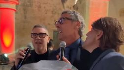 Lecce, ecco mister Gotti in versione cantante alla festa per la salvezza