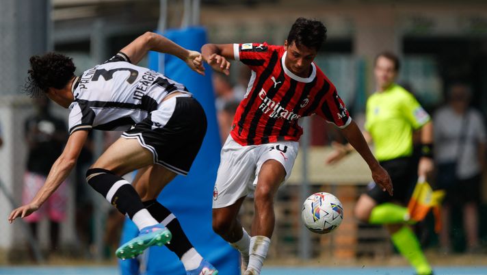 UDINE, ITALY - AUGUST 17: Alessandro Bonomi of AC Milan gets past Matteo Palma of Udinese during the Primavera 1 match between Udinese U20 and AC Milan U20 at Stadio Comunale di Casarsa della Delizia on August 17, 2024 in Pordenone, Italy. (Photo by AC Milan/AC Milan via Getty Images) News Udinese – Palma non è contento: le parole sui social del difensore - immagine 1