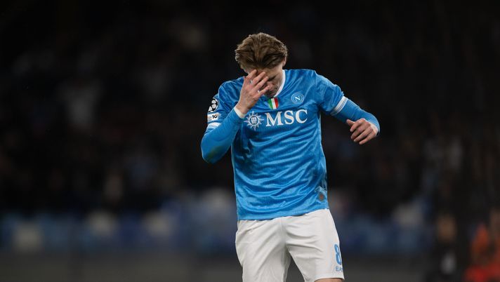 NAPLES, ITALY - JANUARY 28: Scott Mctominay reacts while injured during the UEFA Champions League 2025/26 League Phase MD8 match between SSC Napoli and Chelsea FC at Stadio Diego Armando Maradona on January 28, 2026 in Naples, Italy. (Photo by SSC NAPOLI/SSC NAPOLI via Getty Images) McTominay, condizioni da valutare in vista della Fiorentina: i dettagli – Repubblica - immagine 1
