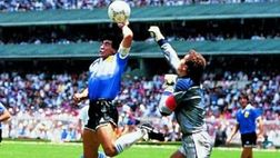 FOTO Una vita da “hombre del pueblo”: ecco lo scatto più rappresentativo di Maradona