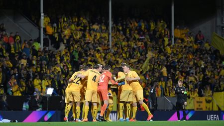 BODO, NORWAY - OCTOBER 13: Players of Bodo/Glimt huddle prior to the second half during the UEFA Europa League group A match between FK Bodo/Glimt and Arsenal FC at Aspmyra Stadion on October 13, 2022 in Bodo, Norway. (Photo by David Lidstrom/Getty Images)