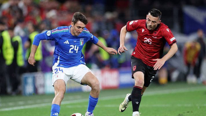 DORTMUND, GERMANY - JUNE 15: Andrea Cambiaso of Italy runs with the ball under pressure from Arber Hoxha of Albania during the UEFA EURO 2024 group stage match between Italy and Albania at Football Stadium Dortmund on June 15, 2024 in Dortmund, Germany. (Photo by Dean Mouhtaropoulos/Getty Images) Andrea Cambiaso, giocatore dell'Italia