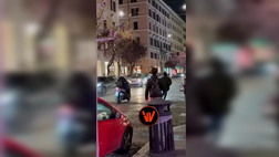 VIDEO – Totti inseguito in motorino dai tifosi: le immagini fanno il giro del web