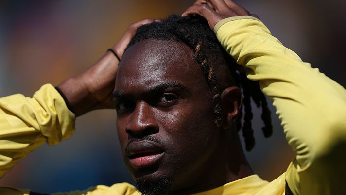 UDINE, ITALY - APRIL 06: Oumar Solet of Udinese ties his braids back during the warm up before the Serie A match between Udinese Calcio and Como 1907 at Stadio Friuli on April 06, 2026 in Udine, Italy. (Photo by Timothy Rogers/Getty Images) Milan-Udinese, rossoneri avvisati: difesa friulana tra le prime per questo dato - immagine 1