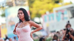 VIDEO / Georgina Rodriguez, bianco e diamanti sul red carpet di Venezia
