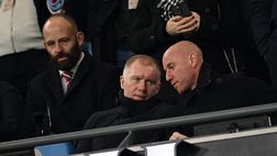 Manchester United, ex calciatore perde la testa: compie 50 anni e tira una testata ad una guardia